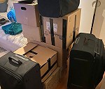 3 male walizki, 7 malych kartonow, 1 osoba