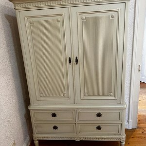 Kitchen cabinet