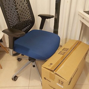 Chair x 1, Medium box x 1