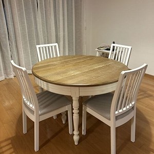 4-seater dining table