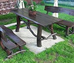 stół i dwie ławki ogrodowe
