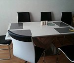 stół z płyty MDF i 4 krzesła aluminiowe
