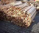4 wiązki suchego drewna powiązanego w metry przestrzenne