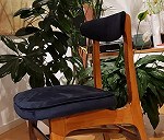 Materac, dwa krzesła, jedna torba