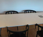 stół i 6 plastikowych krzeseł