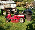 Ride on lawn mower with removeable grass box