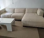 1 sofá, 2 merecedoras, 2 alfombras