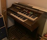 órgano (similar a piano de pared)